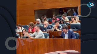 Un diputado de Más Madrid simula disparar a Ayuso con una pistola en el pleno de la Asamblea