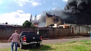Portal SOT registra momento que estrutura desaba com grande incêndio no bairro Parque São Paulo