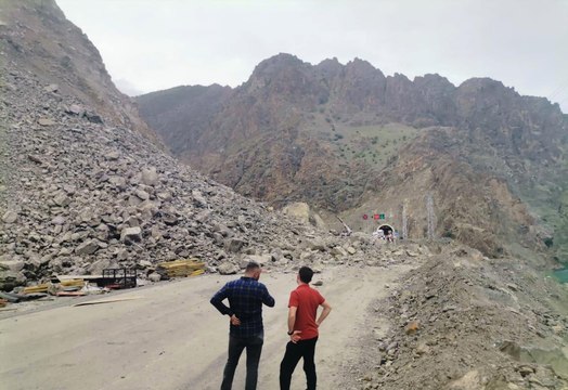 Artvin- Erzurum karayolu heyelan nedeniyle kapandı