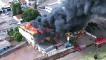 Vídeo mostra momento em que estrutura de empresa incendiada começa a desabar