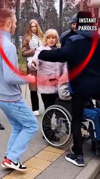 Cette femme âgée ne parvient pas à installer son mari dans le bus puis reçoit un soutien inattendu