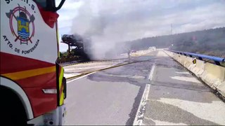 Los Bomberos de Ponferrada sofocan el incendio de un camión en el Manzanal