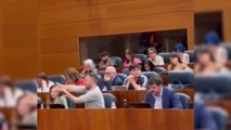 El diputado de Más Madrid, Pablo Padilla, simula disparar a Ayuso con una pistola en el pleno de la Asamblea