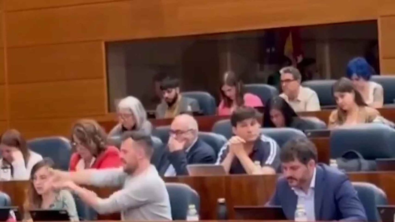 Pablo Padilla, diputado de Más Madrid, durante el pleno de la Asamblea de Madrid