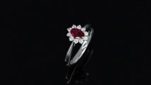 Anello con rubino taglio ovale da 0.47 ct modello Gerbera della collezione Nature realizzato dalla Gioielleria Casavola di Noci
