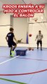 Toni Kroos enseñando a su hijo León a dominar el balón