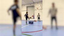 Toni Kroos enseñando a su hijo León a dominar el balón