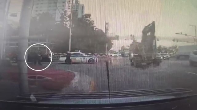 택시기사 폭행하고 도로 난입...50대 취객 검거 / YTN