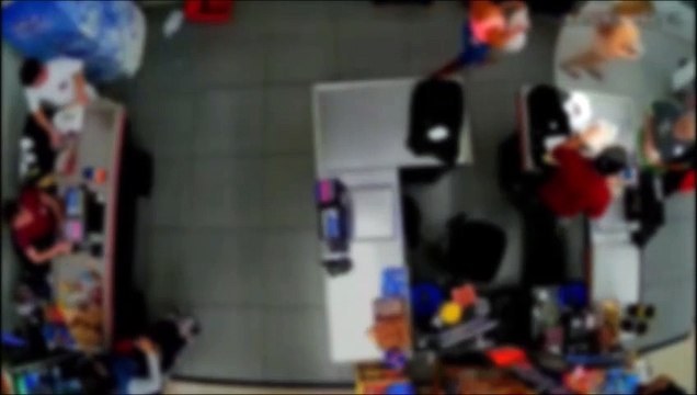 Polícia procura por motociclista que passou mão nas partes íntimas de mulher em supermercado