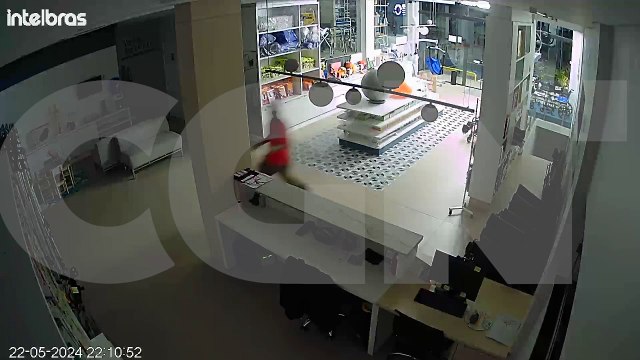 Mesmo com alarme disparando, ladrão entra em estabelecimento e furta R$ 118,65 do caixa