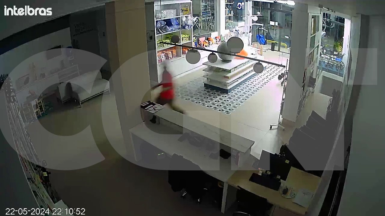 Mesmo com alarme disparando, ladrão entra em estabelecimento e furta R$ 118,65 do caixa