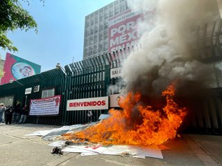 Maestros de la CNTE queman propaganda electoral frente al CEN del PRI