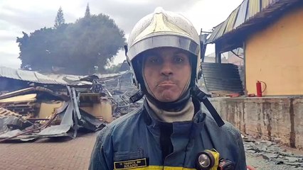 Corpo de Bombeiros trabalham no rescaldo a empresa destruída por incêndio no Parque São Paulo