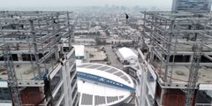 Pelottava video: Vaikuttaja kävelee pilvenpiirtäjien välissä ja tekee riskialttiin tempun Los Angelesissa