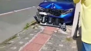 BMW derruba poste e sinaleira em cruzamento do centro de Itajaí 