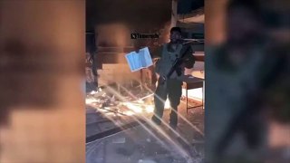 Kanı bozuk siyonist askerden alçaklık! Camide ateş yakıp Kur'an-ı Kerim'i içine attı