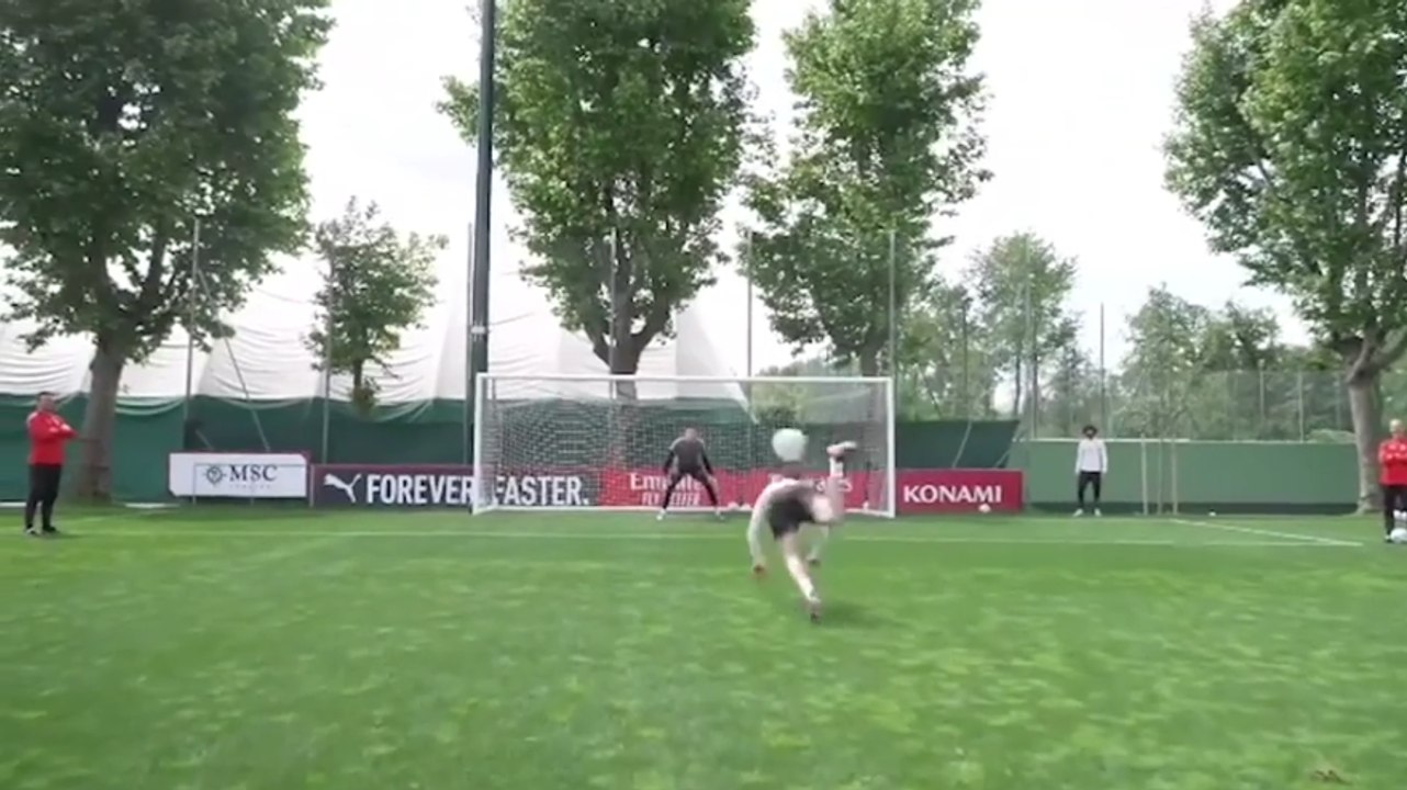 Milan, perla di Florenzi: gol dello scorpione in allenamento, poi festa con i compagni