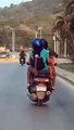 Pareja llevaba colgada a su bebé en una motocicleta