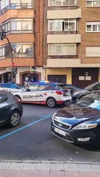 Un hombre atropella a un policía local de León para darse a la fuga