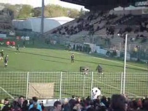 angers chateauroux avec la mascote du sco... ligue 2