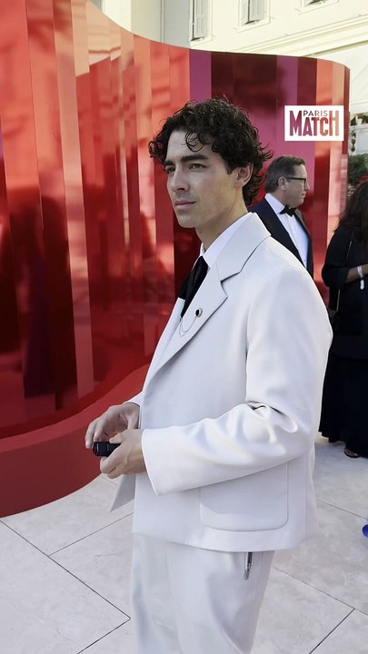 Joe Jonas arrive au gala de l’amfAR