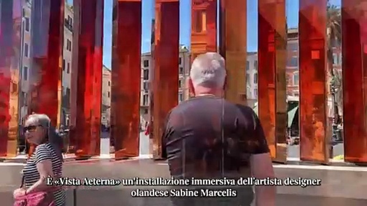 Roma, piazza di Spagna: ecco l'installazione artistica con 12 specchi colorati che piace ai turisti