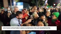 Diputados opositores fueron increpados por los manifestantes