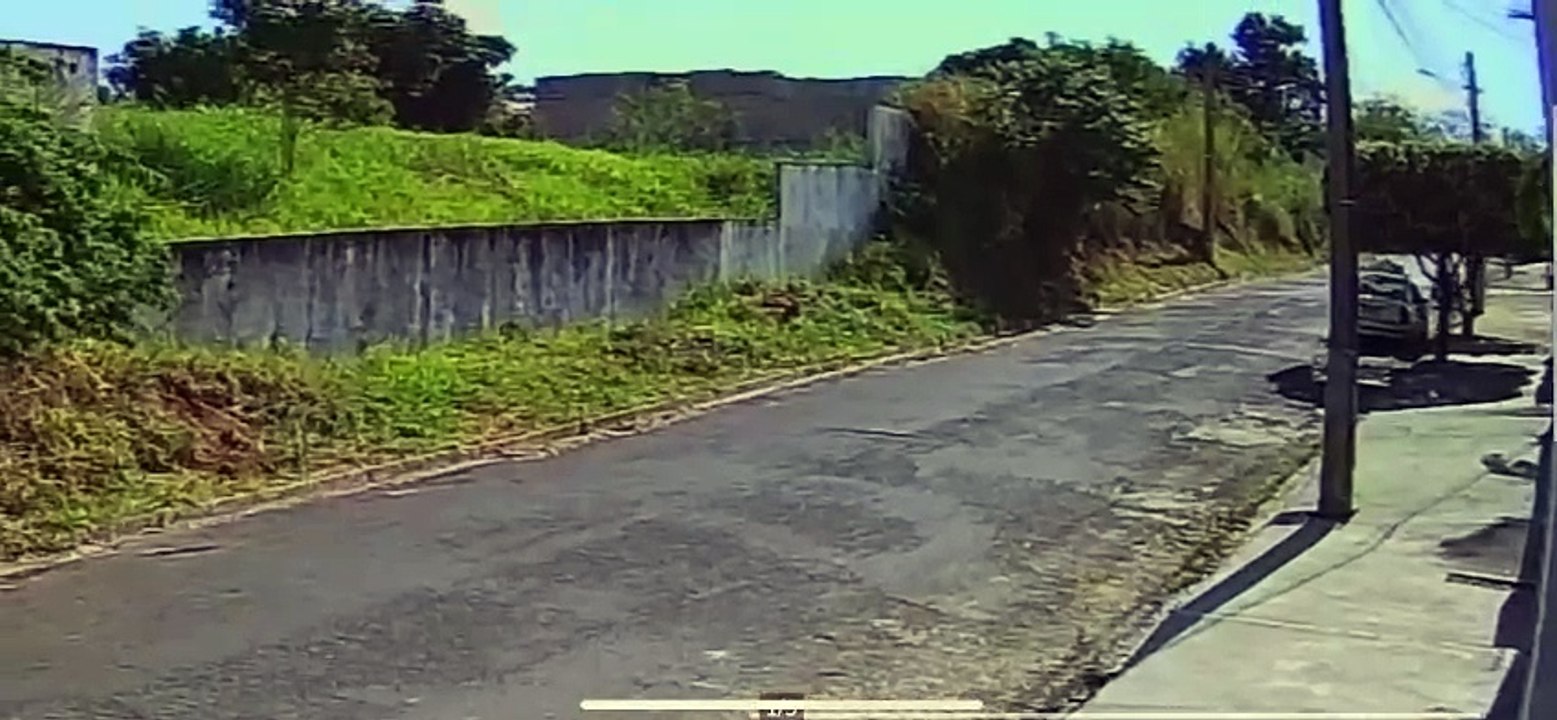 Pessoa suspeita de atacar jovem com ácido estava disfarçada com peruca loira; polícia divulga imagens