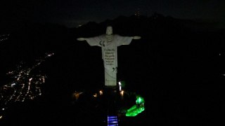 Trechos do livro do papa projetados no Cristo Redentor