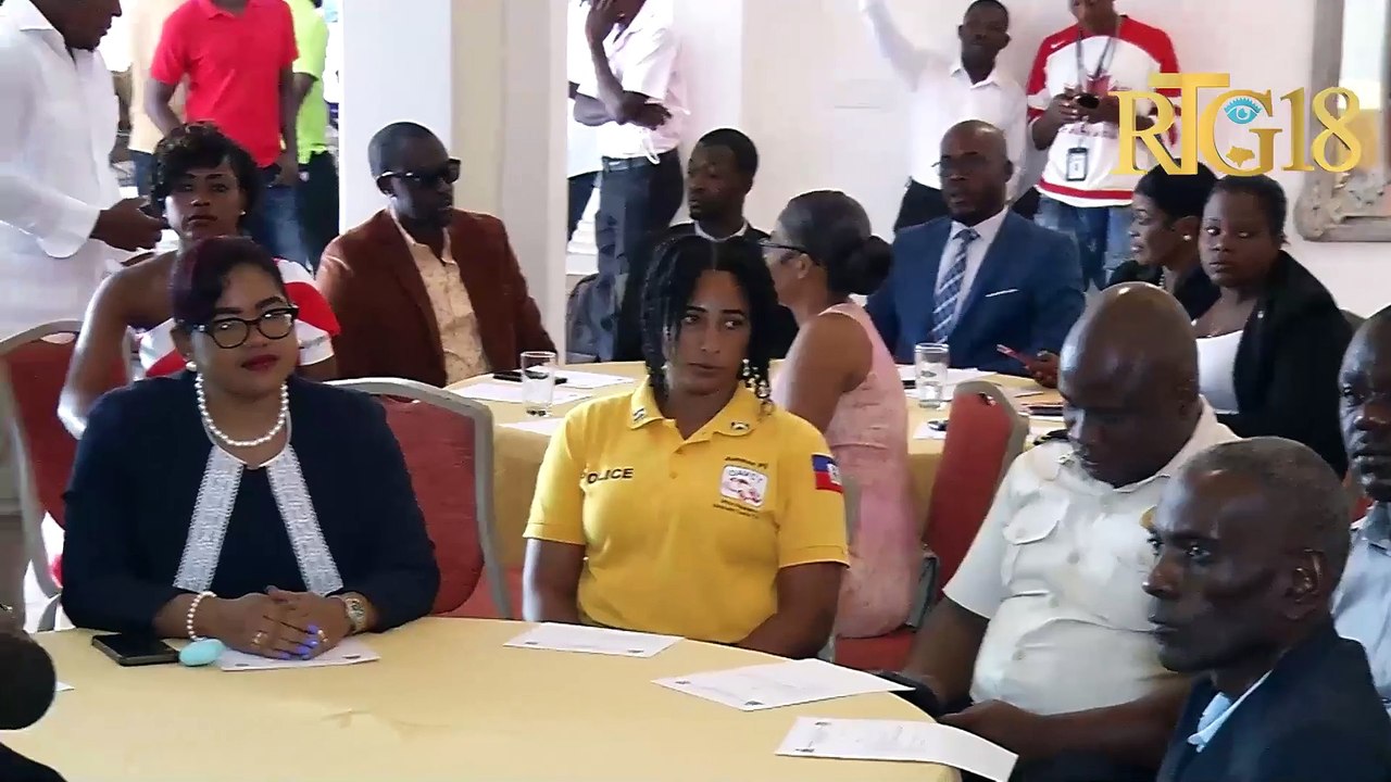 Meri Petyonvil onore epi remèt sètifika merit bay reprezantan divès enstitisyon piblik tankou prive