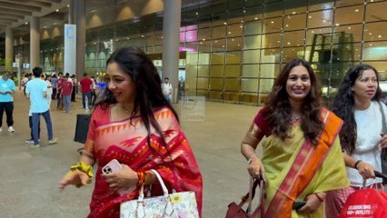 Anupamaa फेम Rupali Ganguly का एअरपोर्ट पर रेड प्रिंटेड साड़ी में दिखा गॉर्जियस लुक, दिए जमकर पोज