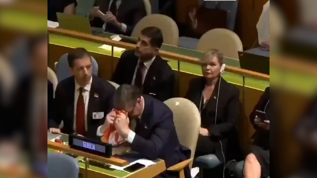 Sırbistan lideri BM'deki Srebrenitsa oylamasında yerinde duramadı