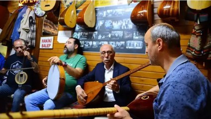 Masa oyunu ve sohbet yasak: Aşıklar Kahvesi'nde, 69 yıldır sadece saz çalınıp türkü söyleniyor
