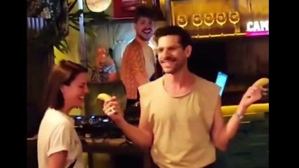 Irene Montero compite pelando plátanos con la boca en la precampaña para las europeas