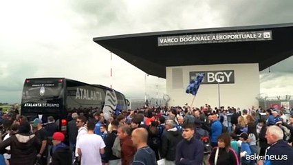 L'arrivo all'aeroporto di Bergamo dell'Atalanta vittoriosa in Europa League
