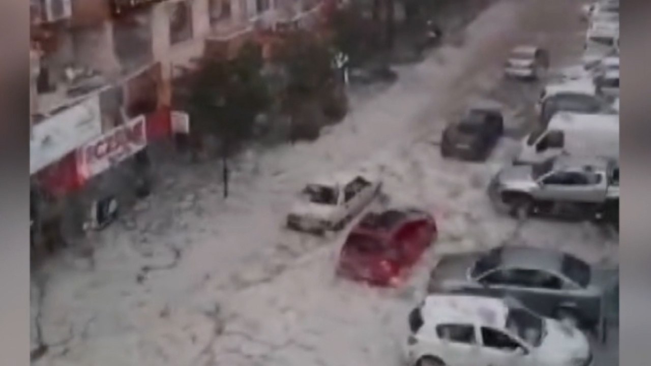 Isparta'da aniden bastıran kuvvetli sağanak ve dolu yağışı hayatı olumsuz etkiledi