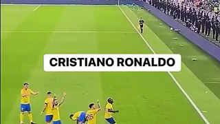 Des supporters lancent des bouteilles d'eau sur Ronaldo en plein match