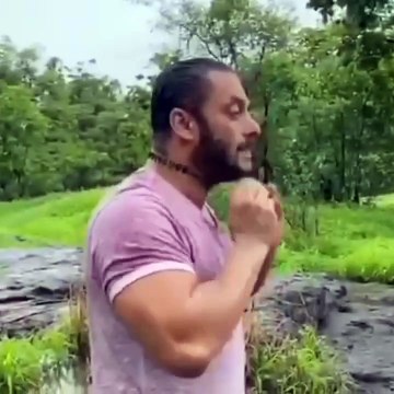 Bigg Boss छोड़ने के बाद सलमान खान कर रहे खेती-किसानी, हाथ में फावड़ा, ट्रैक्टर चलाते दिखे एक्टर