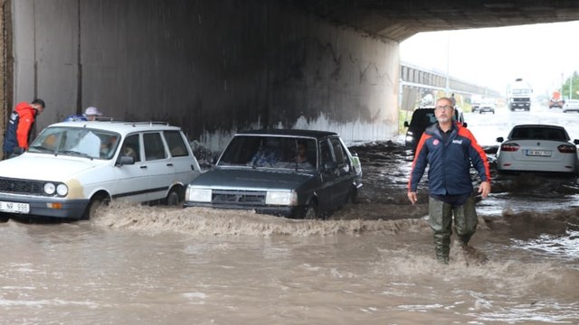 Sağanak yağış bir anda esir aldı, araçlar yollarda mahsur kaldı