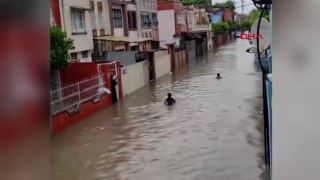 Adana'da etkili olan sağanak nedeniyle cadde ve sokaklar suyla doldu