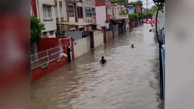 Adana'da etkili olan sağanak nedeniyle cadde ve sokaklar suyla doldu