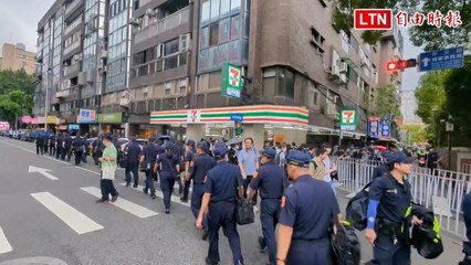 立法院外聚集抗議民眾，警力換班架設鐵欄維持秩序 🚧