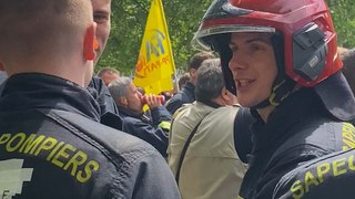 Les pompiers en colère manifestent à Paris