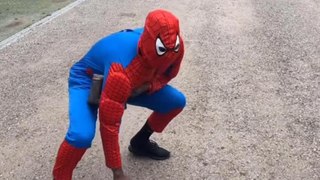 Milan, un calciatore vestito da Spider-Man. Chi è?