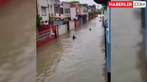 Adana'da Yağmur Sonrası Yollar Göl Oldu, Çocuklar Yüzdü