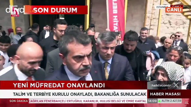 Milli Eğitim Bakanı Yusuf Tekin, canlı yayında Halk TV muhabirinin mikrofonunu eliyle uzaklaştırdı