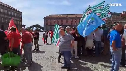 Sciopero edili a Napoli, i nomi delle vittime accanto ai caschi gialli