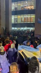 Los docentes intentaron ingresar por la fuerza a la Legislatura,