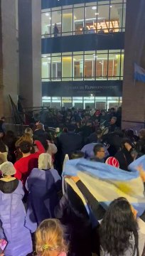 Los docentes intentaron ingresar por la fuerza a la Legislatura,