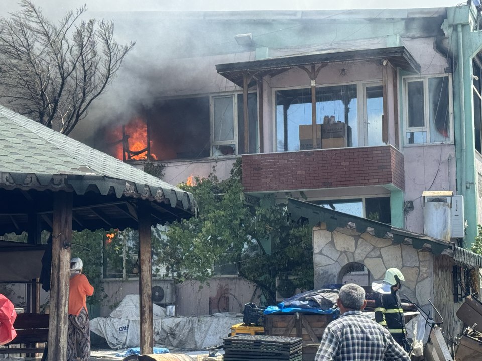 Zeytinyağı fabrikasında çıkan yangın söndürüldü